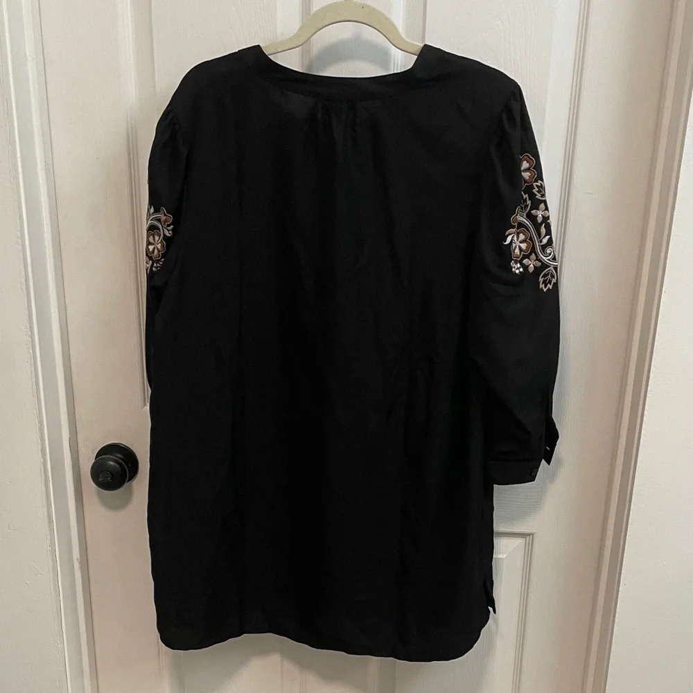 Soft Focus Black Floral Embroidered Tunic - Picture 2 of 6